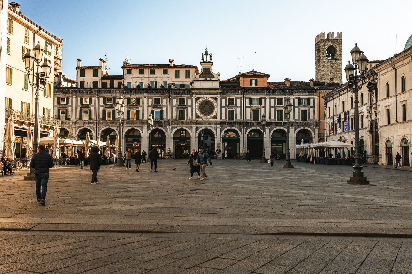 Piazza della Loggia a Brescia — da qui partono i pazienti di Trapianto Capelli Tirana