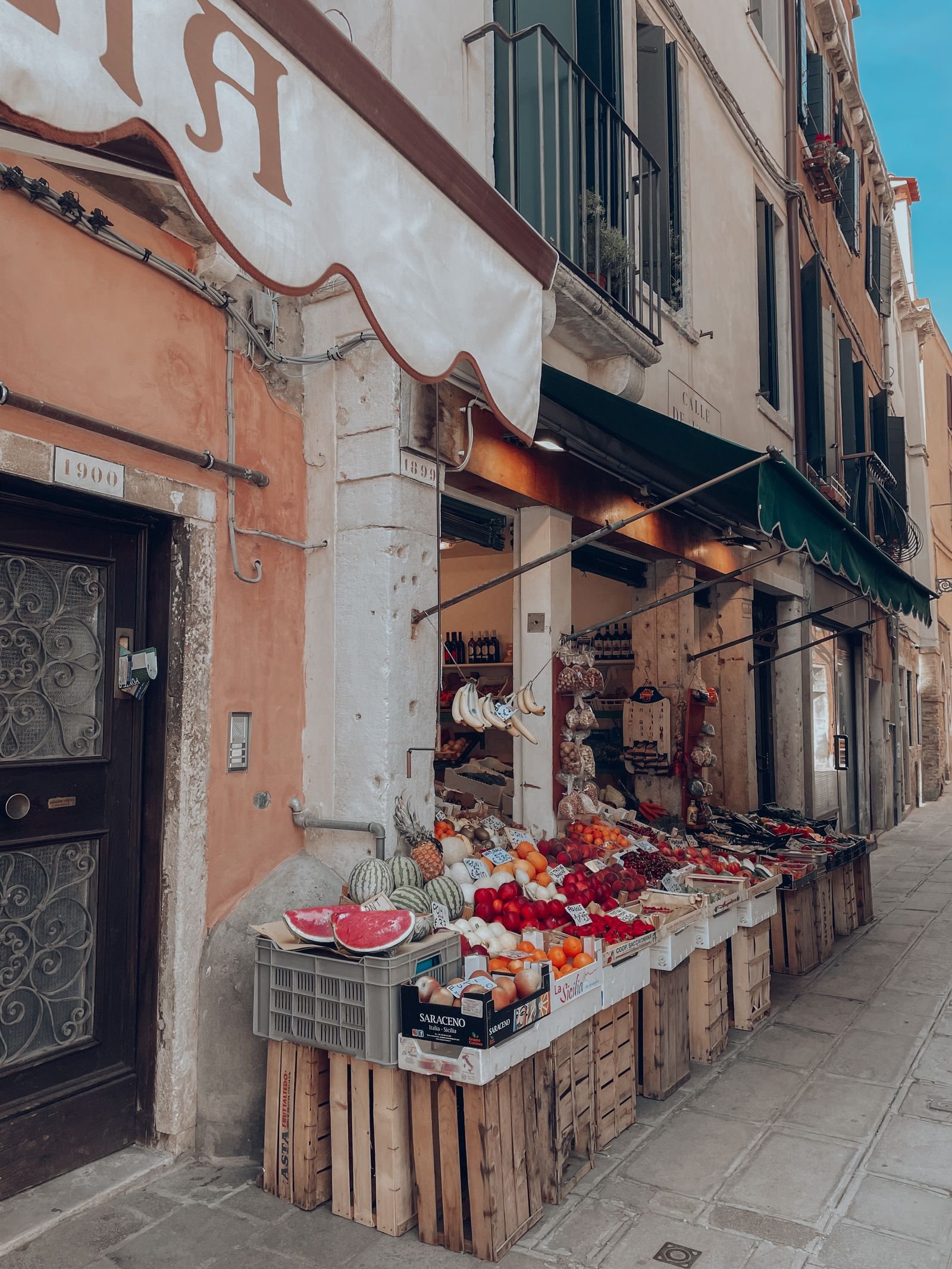 Una via del centro di Busto Arsizio — da qui partono i pazienti di Trapianto Capelli Tirana