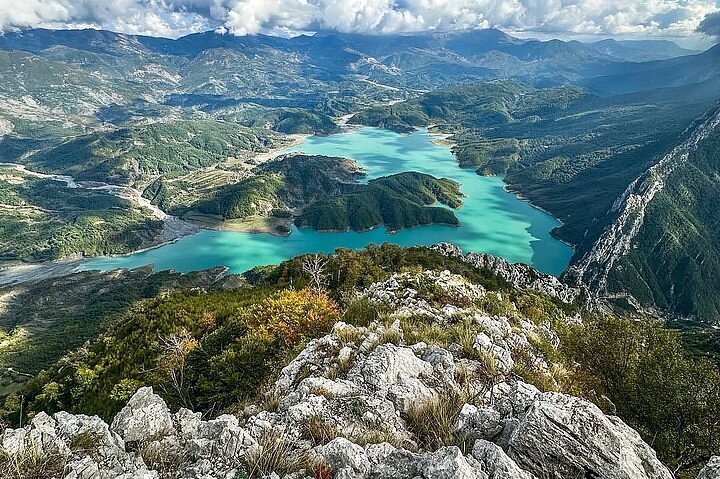 Lago alpino tra le montagne dell'Albania