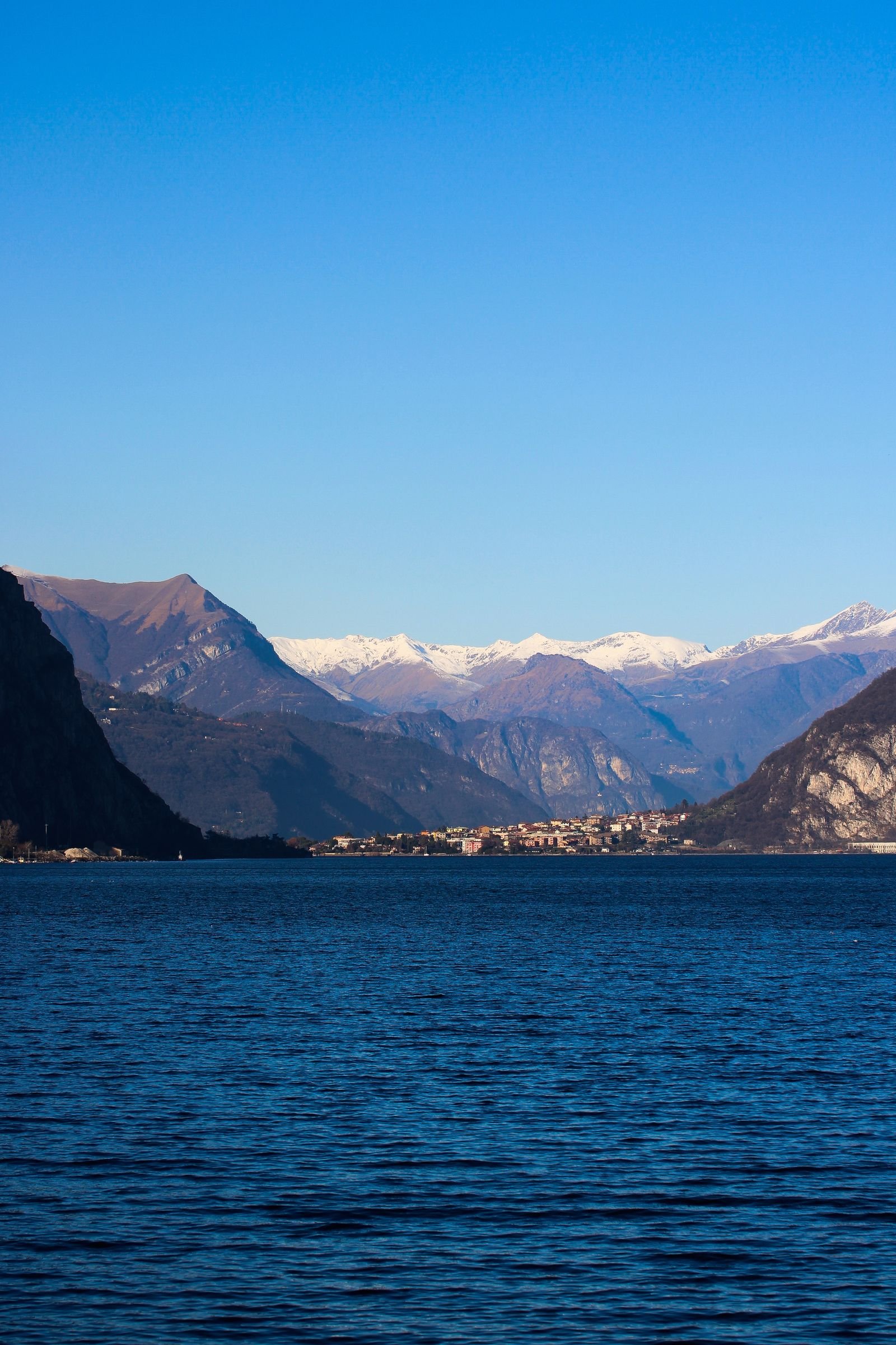 Lecco e il suo lago ai piedi delle Alpi — da qui partono i pazienti di Trapianto Capelli Tirana