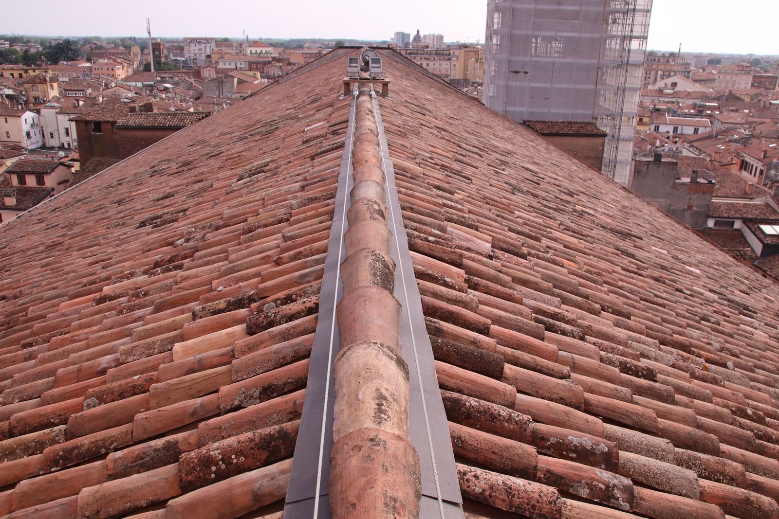 I tetti del centro storico di Mantova — da qui partono i pazienti di Trapianto Capelli Tirana