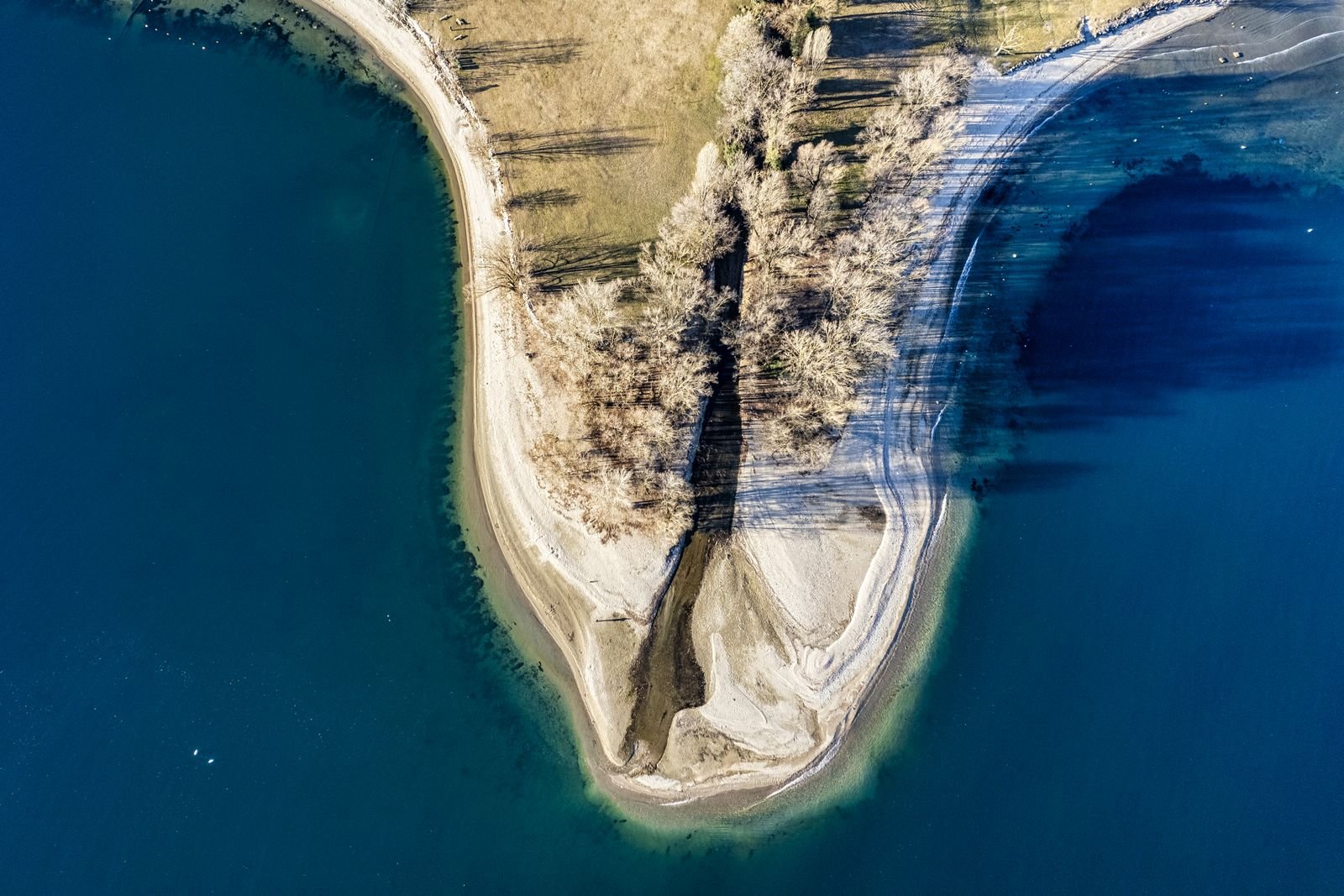 Il Lago di Varese visto dall’alto — da questa provincia partono i pazienti di Trapianto Capelli Tirana